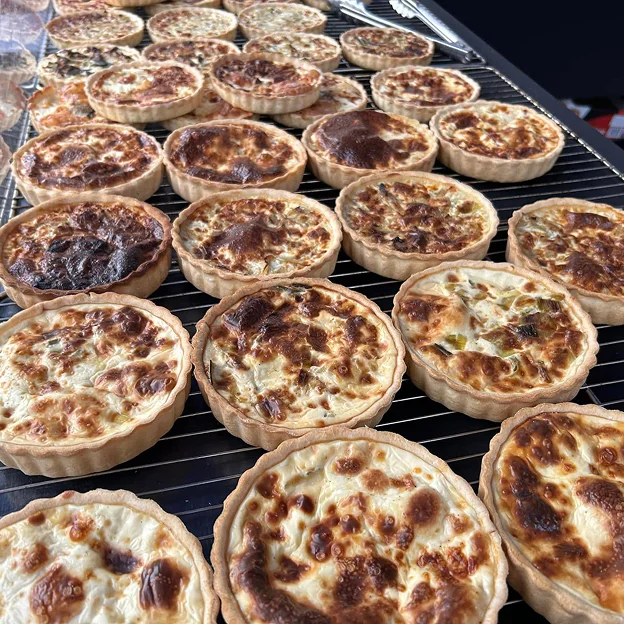 Quiches maison à emporter chez voter traiteur M&R Traiteur à Montigny le Bretonneux près de Versailles et St Quentin en Yvelines